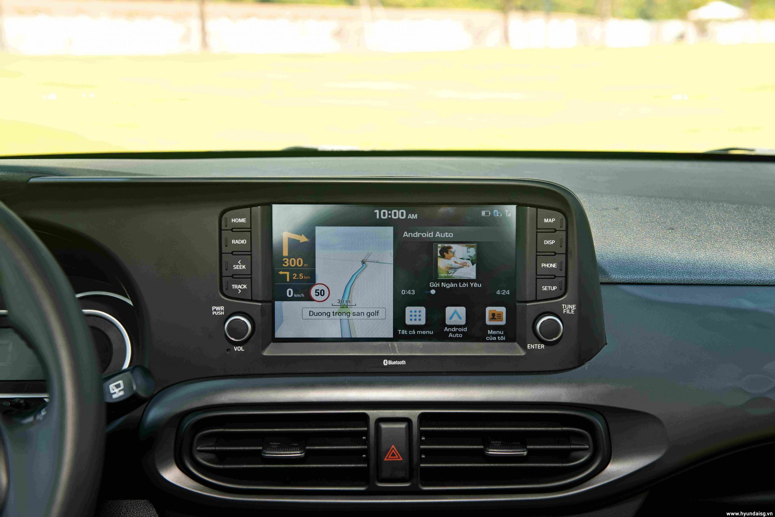 Màn hình cảm ứng 8 inch tích hợp nhận diện giọng nói, kết nối Apple CarPlay và Android Auto, Cụm đồng hồ dạng một đồng hồ analog và màn hình LCD 5,3 inch đa thông tin