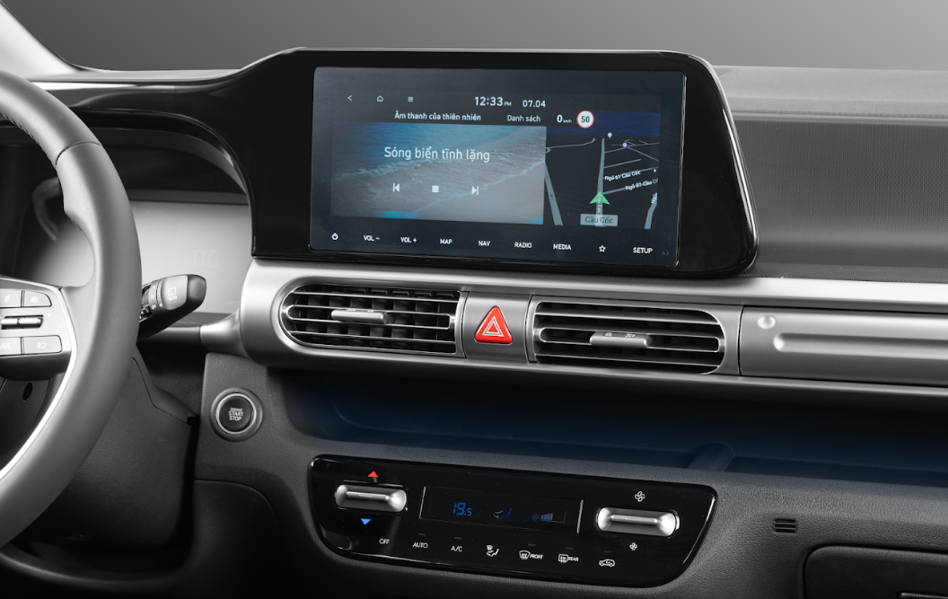 Màn hình 10.25 inch và đây cũng là chiếc xe đầu tiên trong phân khúc hỗ trợ Apple Carplay/Android Auto không dây